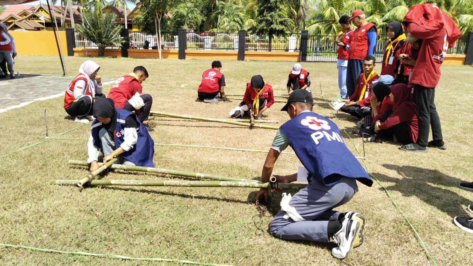 Anggota PMR sedang latihan